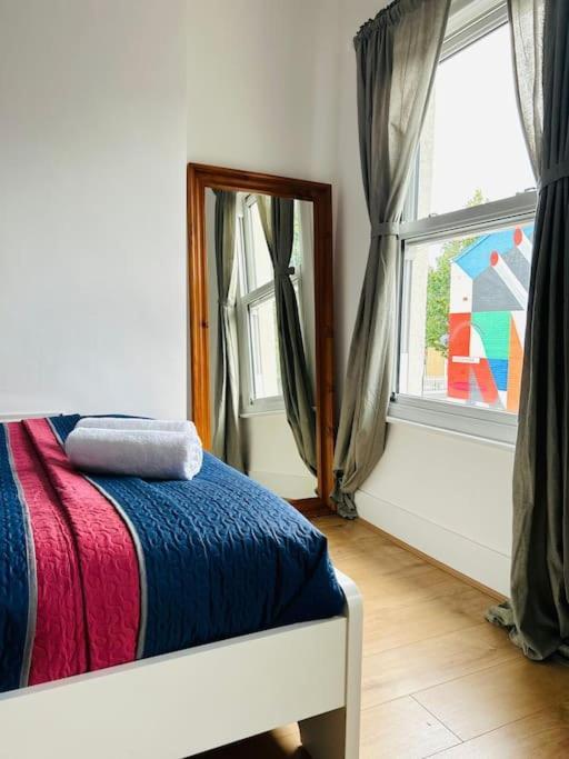 Апартаменты Elegant House In Stratford *