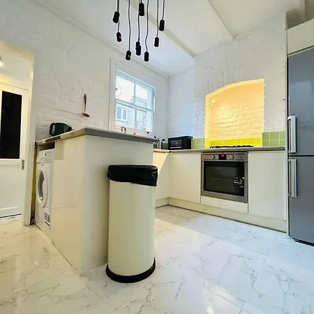 Elegant House In Stratford Apartment London Exterior photo