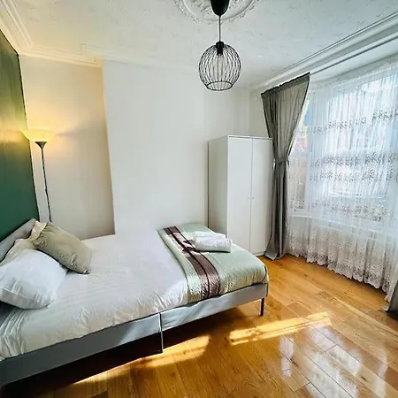 Elegant House In Stratford Apartment London Exterior photo